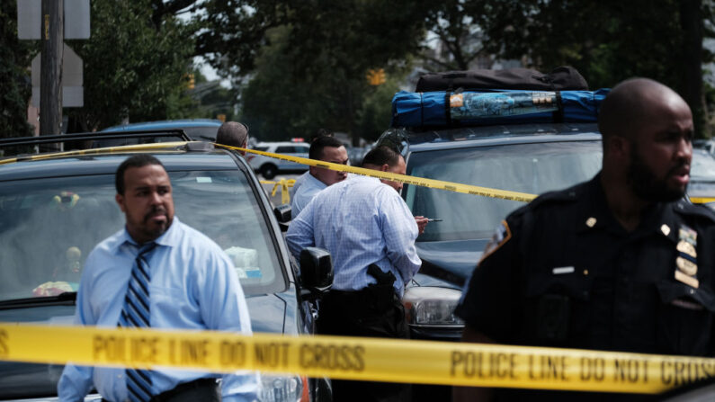En una foto de archivo, la policía converge en la escena de un tiroteo en Brooklyn, uno de los numerosos que se produjeron durante el 14 de julio de 2021 en la ciudad de Nueva York (EE.UU.). (Spencer Platt/Getty Images)