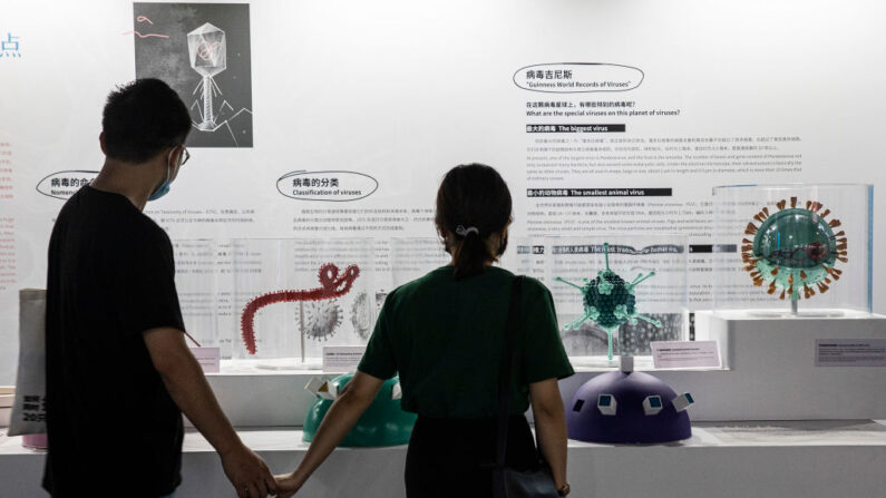 Una pareja usa máscaras mientras asiste a una exposición científica sobre COVID-19, el 18 de julio de 2021, en Wuhan, provincia de Hubei, China. (Getty Images)