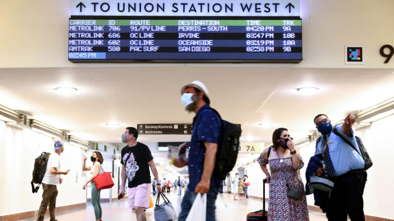 Las personas usan cubiertas faciales al pasar por Union Station el 19 de julio de 2021 en Los Ángeles, California. (Mario Tama/Getty Images)