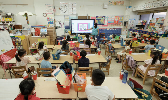 Melissa Moy, maestra de Yung Wing School, repasa una lección en un monitor durante un programa de verano para estudiantes, en la ciudad de Nueva York, el 22 de julio de 2021. (Michael Loccisano/Getty Images)
