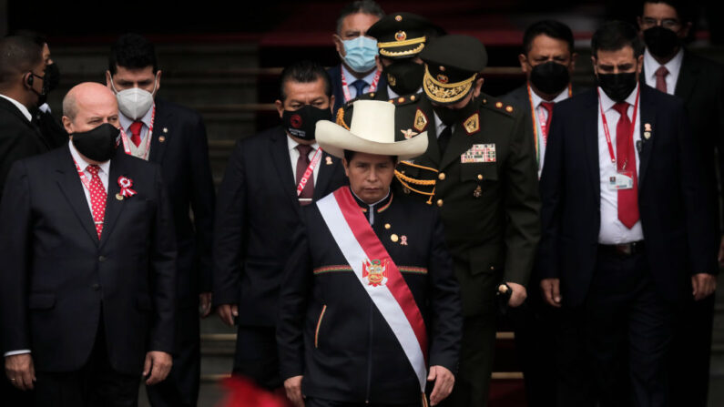 El presidente de Perú, Pedro Castillo, sale del Congreso con la banda presidencial después de la inauguración presidencial el 28 de julio de 2021 en Lima, Perú. (Getty Images/Getty Images)