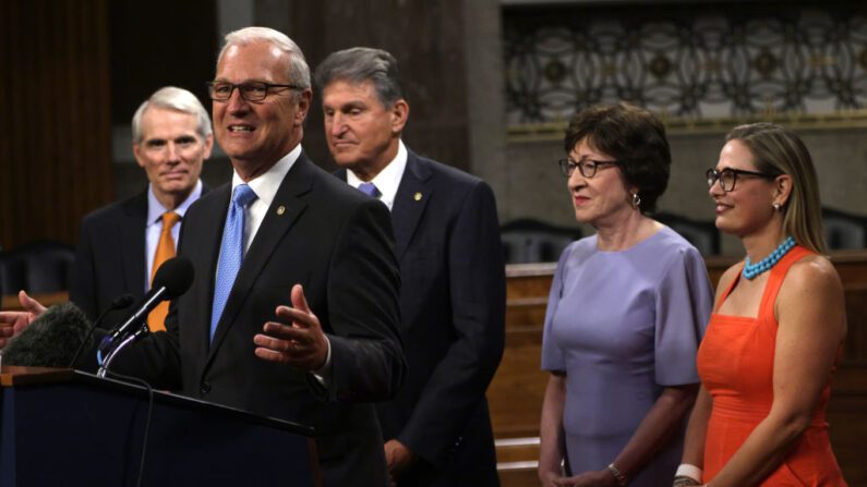 El senador Kevin Cramer (R-ND) (2nd iz) habla como el Sen. Rob Portman (R-OH), senador. Joe Manchin (D-WV), la senadora Susan Collins (R-ME) y la senadora Kyrsten Sinema (D-AZ) después de una votación para el proyecto de infraestructura de marco bipartidista en el edificio de oficinas del Senado Dirksen el 28 de julio de 2021 en Washington, DC. (Alex Wong / Getty Images)