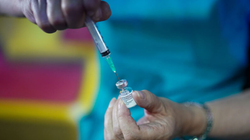 La Dra. Lisa Pickles prepara la vacuna contra COVID-19 de Pfizer-BioNTech en un nuevo centro de vacunación "pop up" en la carpa del Circo Extreme en Shibden Park el 31 de julio de 2021 en Halifax, Inglaterra. (Ian Forsyth/Getty Images)