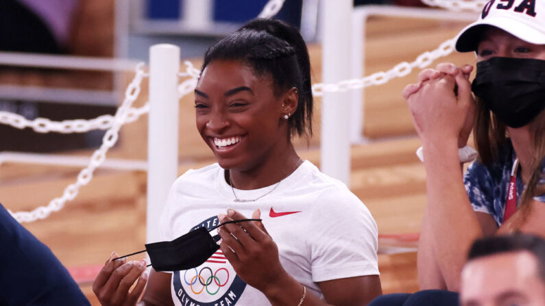 Simone Biles, del equipo de Estados Unidos, sonríe durante la final de barras asimétricas femeninas en el noveno día de los Juegos Olímpicos de Tokio 2020 en el Centro de Gimnasia Ariake el 1 de agosto de 2021 en Tokio, Japón. (Jamie Squire/Getty Images)