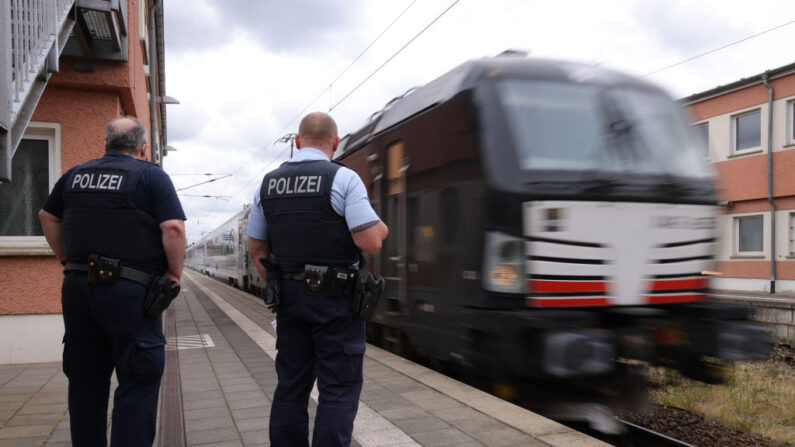 Los miembros de la policía federal de Alemania se preparan para abordar un tren que llega de Varsovia para comprobar si los pasajeros tienen prueba de vacunación o una prueba de Covid negativa reciente en la frontera entre Alemania y Polonia el 1 de agosto 2021 en Frankfurt, Alemania. (Sean Gallup / Getty Images)