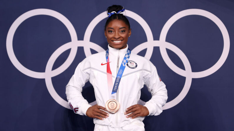 Simone Biles, del equipo de Estados Unidos, posa con la medalla de bronce tras la final de viga de equilibrio femenina en el undécimo día de los Juegos Olímpicos de Tokio 2020 en el Centro de Gimnasia Ariake el 03 de agosto de 2021 en Tokio, Japón. (Laurence Griffiths/Getty Images)