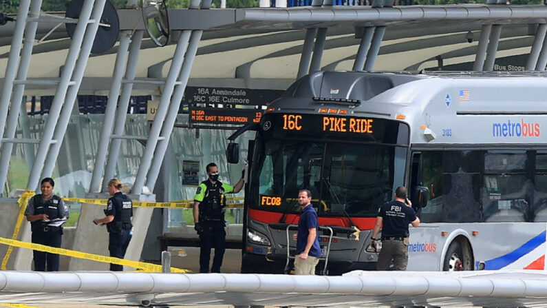 Los socorristas de emergencia investigan la escena de un tiroteo con múltiples víctimas en una estación de transporte masivo fuera del Pentágono el 03 de agosto de 2021 en Arlington, Virginia. (Chip Somodevilla/Getty Images)