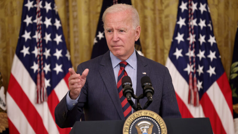 El presidente de EE.UU. Joe Biden responde preguntas durante un evento en el Salón Este de la Casa Blanca, el 3 de agosto de 2021. (Win McNamee/Getty Images)