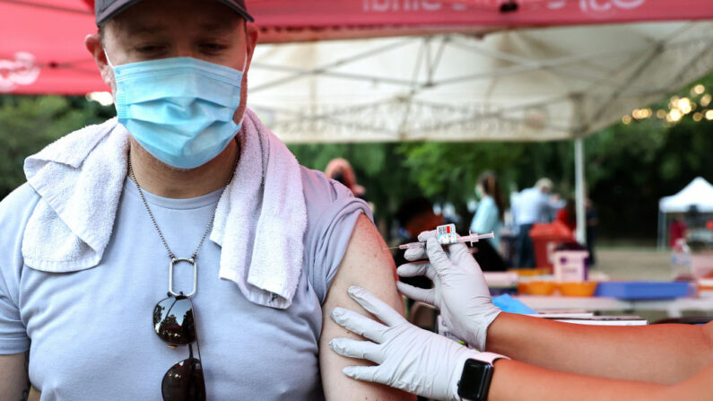 Una persona recibe una dosis de vacuna COVID-19 como parte de un evento de Noche Nacional organizado por Melrose Action el 3 de agosto de 2021 en Los Ángeles, California. (Mario Tama / Getty Images)