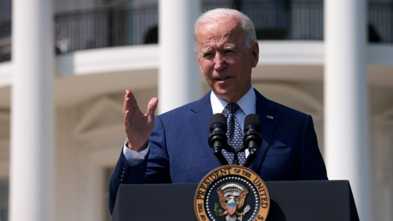 El presidente de Estados Unidos, Joe Biden, pronuncia un discurso durante un evento en el Jardín Sur de la Casa Blanca en Washington, D.C., el 5 de agosto de 2021. (Win McNamee / Getty Images)