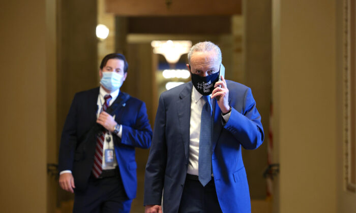 El líder de la mayoría del Senado, Chuck Schumer (D-N.Y.), habla por teléfono mientras regresa a su oficina, en el edificio del Capitolio de Estados Unidos, el 5 de agosto de 2021. (Anna Moneymaker/Getty Images)