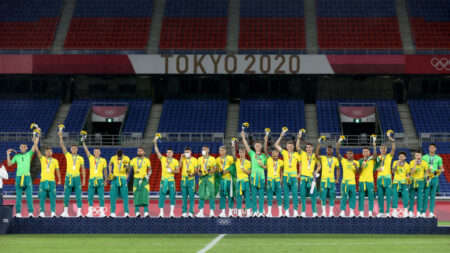 Equipo de Brasil rechaza camisetas patrocinadas por China en entrega olímpica de medallas de oro