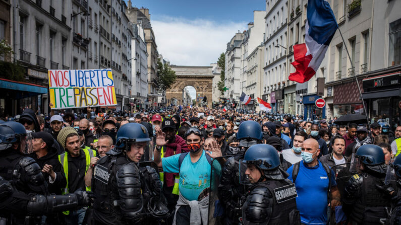 Manifestantes marchan contra el nuevo proyecto de ley sanitaria COVID-19 de Francia el 7 de agosto de 2021 en París, Francia. (Siegfried Modola/Getty Images)