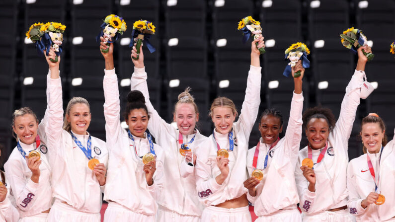 Las jugadoras del equipo de voleibol de Estados Unidos reaccionan después de recibir sus medallas de oro durante la ceremonia de premiación en Ariake Arena el 8 de agosto 2021 en Tokio, Japón. (Phil Walter/Getty Images)