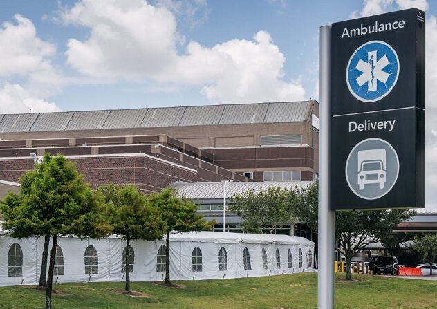 Un pasillo que conduce a las carpas médicas se muestra afuera del Hospital Lyndon B. Johnson el 10 de agosto de 2021 en Houston, Texas. El hospital ha instalado carpas médicas en preparación para una gran cantidad de pacientes que están siendo tratados por la variante delta del COVID-19. (Brandon Bell / Getty Images)