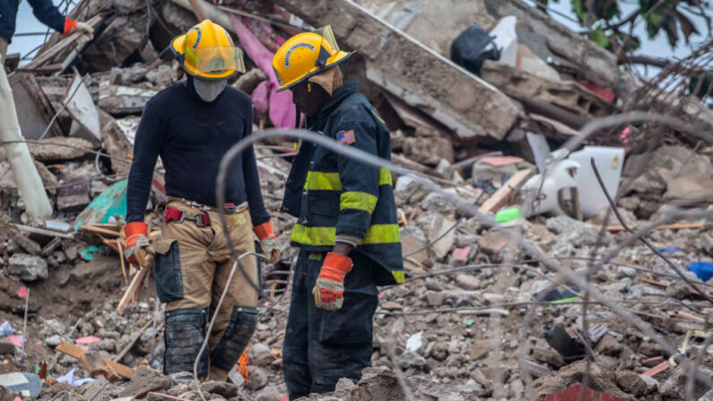 Los bomberos retiran los escombros en busca de supervivientes tras el terremoto de 7.2 grados que sacudió Haití, el 17 de agosto de 2021 en Les Cayes, Haití. (Richard Pierrin/Getty Images)