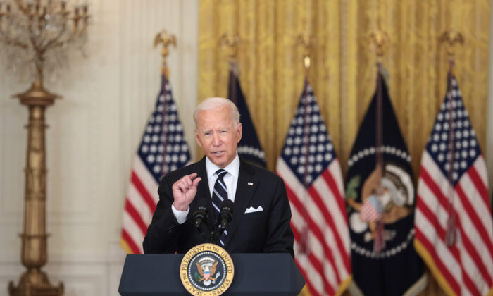 El presidente de Estados Unidos, Joe Biden, pronuncia un discurso sobre la respuesta a COVID-19 y el programa de vacunación en la Sala Este de la Casa Blanca en Washington el 18 de agosto de 2021. (Anna Moneymaker/Getty Images)