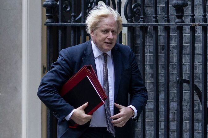 El primer ministro británico, Boris Johnson, sale de Downing Street para celebrar una reunión virtual del G7 sobre Afganistán en el Ministerio de Asuntos Exteriores británico el 24 de agosto de 2021 en Londres, Inglaterra. (Dan Kitwood/Getty Images)