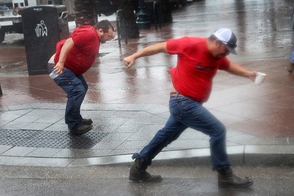 Trabajadores de servicios públicos luchan contra el viento del huracán Ida mientras esperan que pase la tormenta para comenzar las reparaciones el 29 de agosto de 2021 en Nueva Orleans, Luisiana. Ida tocó tierra a primera hora de hoy al suroeste de Nueva Orleans. (Foto de Scott Olson/Getty Images)