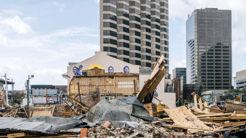Un edificio fue destruido después del paso del huracán Ida, el 30 de agosto de 2021, en Nueva Orleans, Luisiana. (Brandon Bell/Getty Images)