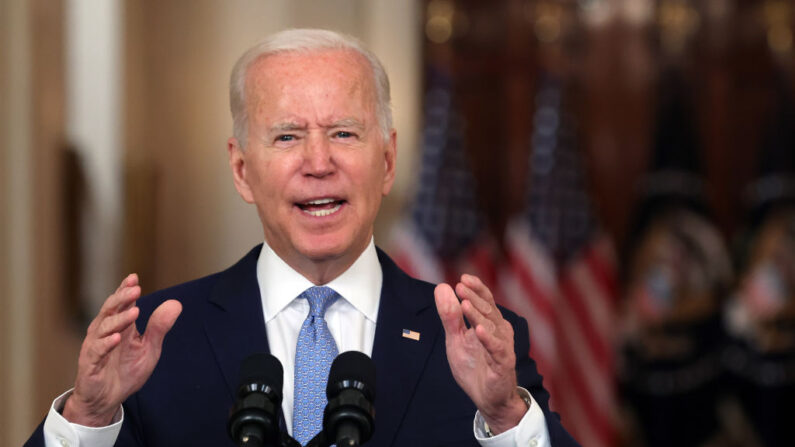 El presidente de Estados Unidos, Joe Biden, pronuncia comentarios sobre el final de la guerra en Afganistán en el Comedor Estatal de la Casa Blanca el 31 de agosto de 2021 en Washington, DC. (Chip Somodevilla/Getty Images)