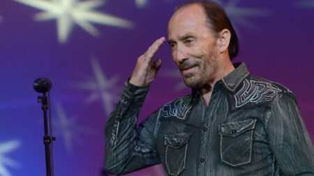 Cantante de country Lee Greenwood ayudará a construir casa para un veterano de guerra discapacitado