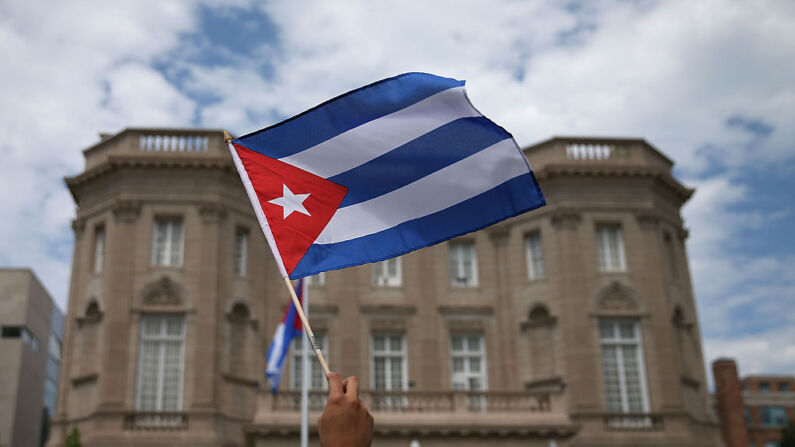 Un simpatizante agita una bandera cubana frente a la embajada del país después de su reapertura por primera vez en 54 años el 20 de julio de 2015 en Washington, DC. (Mark Wilson/Getty Images)