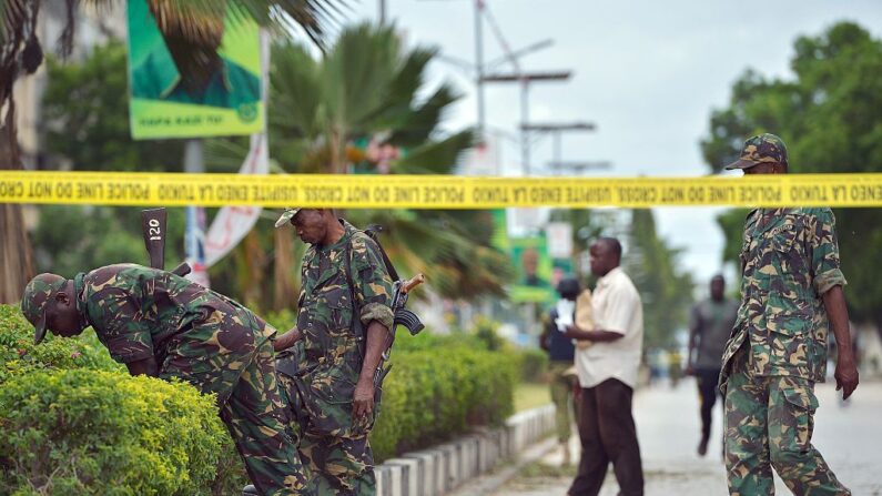 Un hombre armado con un fusil de asalto mató este miércoles 25 de agosto a tiros a tres policías y un guardia de seguridad cerca de la embajada de Francia en Dar es Salam, capital económica de Tanzania, antes de ser abatido por las fuerzas del orden. (Tony Karumba/AFP vía Getty Images)