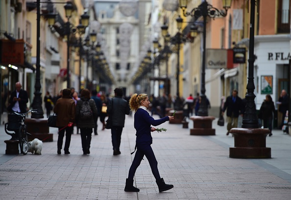 Una mujer camina por una calle de Zaragoza en la región de Aragón, el 25 de noviembre de 2015. (PIERRE-PHILIPPE MARCOU/AFP a través de Getty Images)