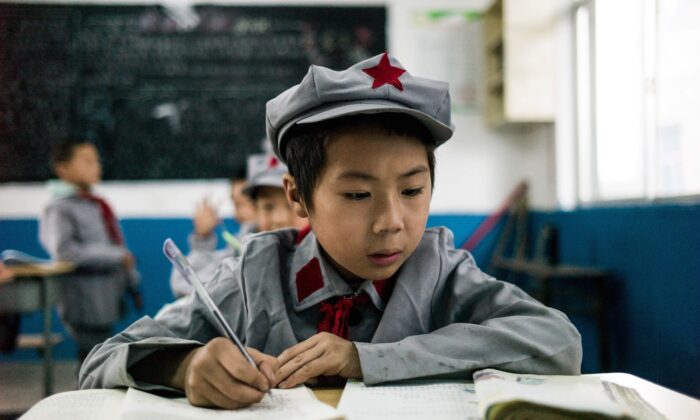 Estudiantes chinos en la escuela primaria Yang Dezhi (Ejército Rojo), en Wenshui, provincia de Guizhou, China, el 7 de noviembre de 2016. (Fred Dufour/AFP a través de Getty Images)