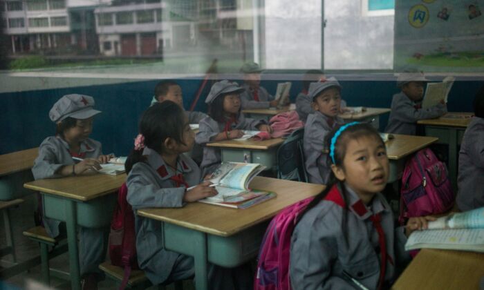 Unos estudiantes en su aula en la escuela primaria Yang Dezhi "Ejército Rojo" en Wenshui, en la provincia china de Guizhou, el 7 de noviembre de 2016. (FRED DUFOUR/AFP vía Getty Images)