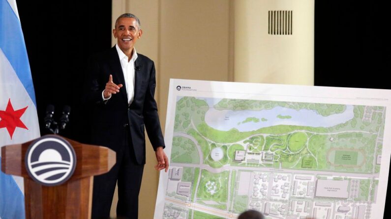 El expresidente de Estados Unidos, Barack Obama, se encuentra junto a un mapa que muestra el diseño del Centro Presidencial Obama mientras habla sobre el progreso del centro durante un evento comunitario en el Centro Cultural South Shore el 3 de mayo de 2017 en Chicago, Illinois. (JOSHUA LOTT/AFP vía Getty Images)