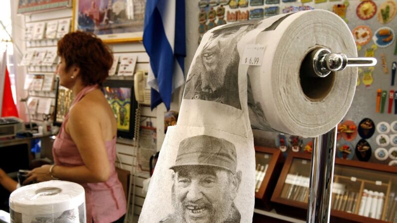 Papel higiénico con la cara de Fidel Castro en una tienda de Little Havana, Miami, agosto de 2006.
(Chip Somodevilla/Getty Images)