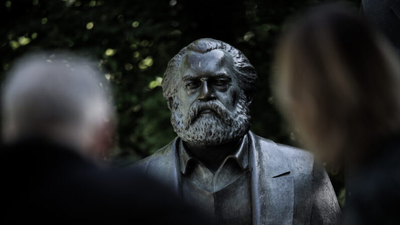 Los visitantes miran una estatua de Karl Marx en un parque público en Berlín, Alemania, el 4 de mayo de 2018 (Sean Gallup / Getty Images).