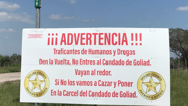 Una señal de advertencia a los cárteles en la línea fronteriza del condado de Goliad. (Oficina del Sheriff de Goliad)