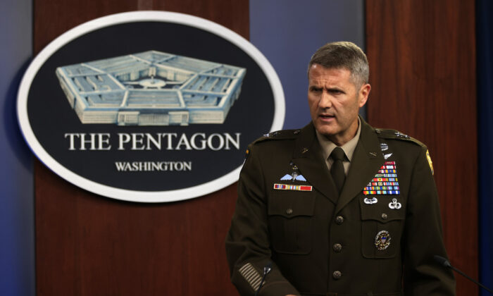 El general de División del Ejército de EE. UU., Hank Taylor, habla durante una conferencia de prensa en el Pentágono el 16 de agosto de 2021, en Arlington, Virginia. (Alex Wong/Getty Images)
