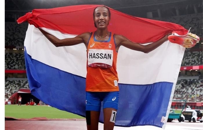 La holandesa Sifan Hassan celebra la victoria en la final de los 5000 metros femeninos en las pruebas de atletismo de los Juegos Olímpicos de Tokio 2020 en el Estadio Olímpico de Tokio, Japón, el 2 de agosto de 2021. (EFE/EPA/DIEGO AZUBEL)