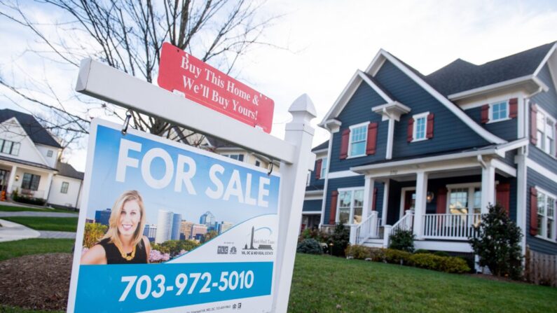 El letrero de venta de bienes raíces de una casa se ve frente a una casa en Arlington, Virginia, el 19 de noviembre de 2020 (Saul Loeb / AFP a través de Getty Images).