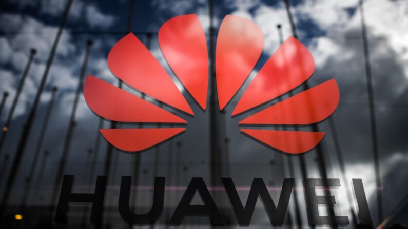 El logotipo del gigante chino de las telecomunicaciones Huawei en la Cumbre Web de Lisboa el 6 de noviembre de 2019. (Patricia De Melo Moreira/AFP vía Getty Images)