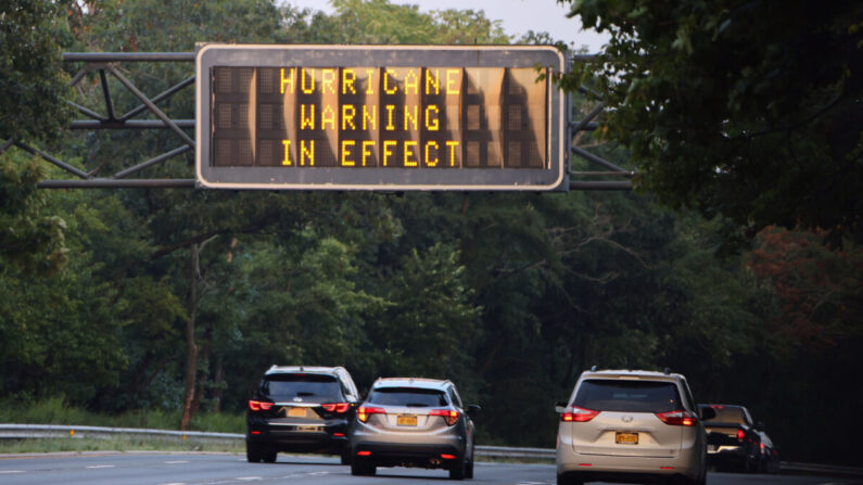 Un letrero en Southern Parkway alerta a los conductores de que hay una "advertencia de huracán en efecto" mientras el huracán Henri avanza hacia la costa en Wantagh, NY, el 21 de agosto de 2021. (Bruce Bennett/Getty Images)