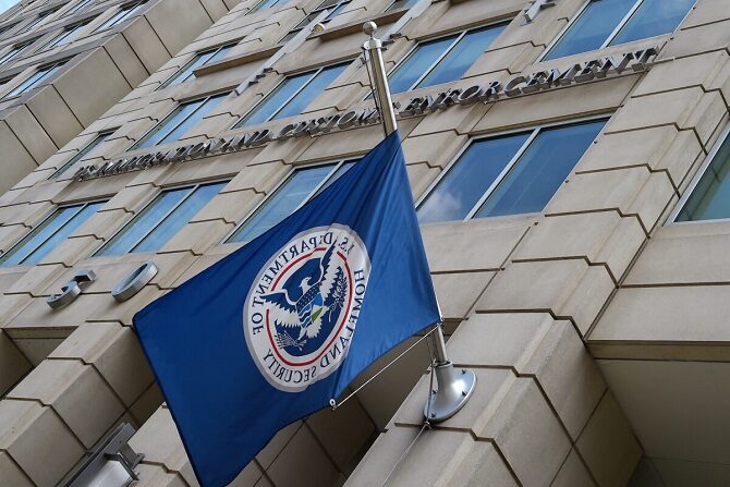 La bandera del Departamento de Seguridad Nacional ondea frente a la sede del Servicio de Inmigración y Control de Aduanas (ICE) en Washington, el 17 de julio de 2020. (Olivier Douliery/AFP/Getty Images)