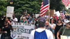 Manifestantes se reúnen en el ayuntamiento de Nueva York para oponerse al pasaporte de vacunas