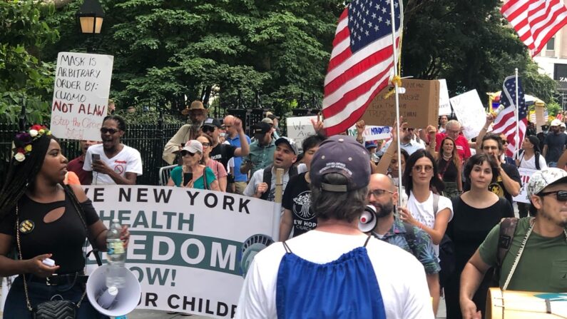 Los manifestantes participan en una marcha contra los mandatos de vacunas alrededor del Ayuntamiento de Nueva York en Manhattan el 9 de agosto de 2021 (Enrico Trigoso / The Epoch Times).