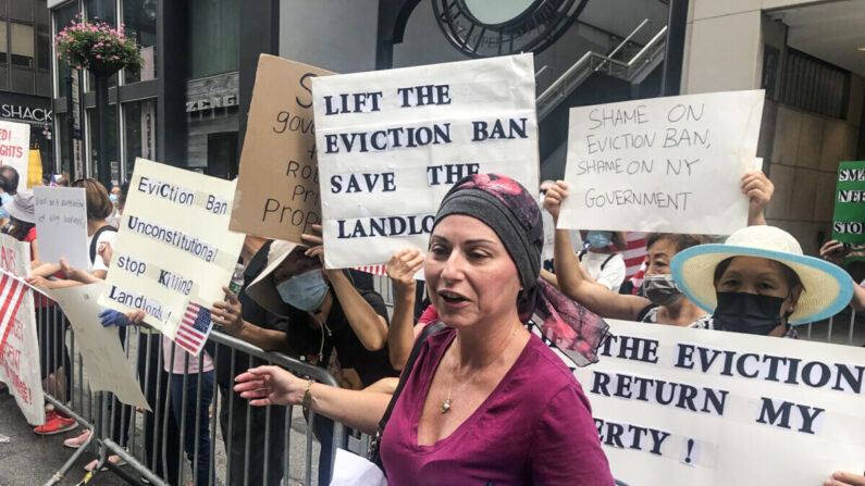 La propietaria enferma de cáncer Rosanna Morey sostiene un megáfono mientras protesta frente a la oficina del gobernador de Nueva York el 20 de agosto de 2021. (Enrico Trigoso/The Epoch Times)