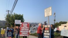 Padres en California protestan contra normas de uso obligatorio de mascarillas del distrito escolar