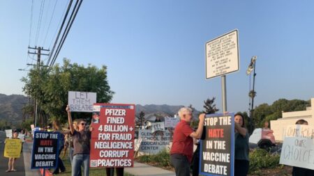 Padres en California protestan contra normas de uso obligatorio de mascarillas del distrito escolar