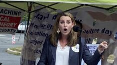 Padres protestan antes de la adopción de la política transgénero en el Condado de Loudoun, Virginia