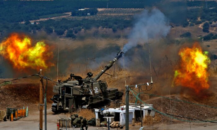 Obuses autopropulsados israelíes disparan hacia Líbano desde una posición cercana a la ciudad de Kiryat Shmona, en el norte de Israel, tras el lanzamiento de cohetes desde el lado libanés de la frontera, el 6 de agosto de 2021. (Jalaa Marey/AFP vía Getty Images)