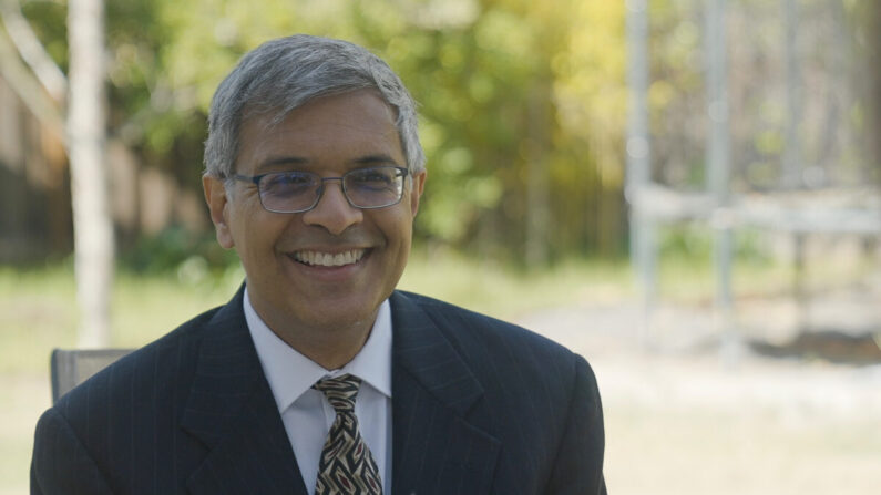 El Dr. Jay Bhattacharya, profesor de Medicina de la Universidad de Stanford, en su casa de California el 17 de abril de 2021. (Tal Atzmon/The Epoch Times)