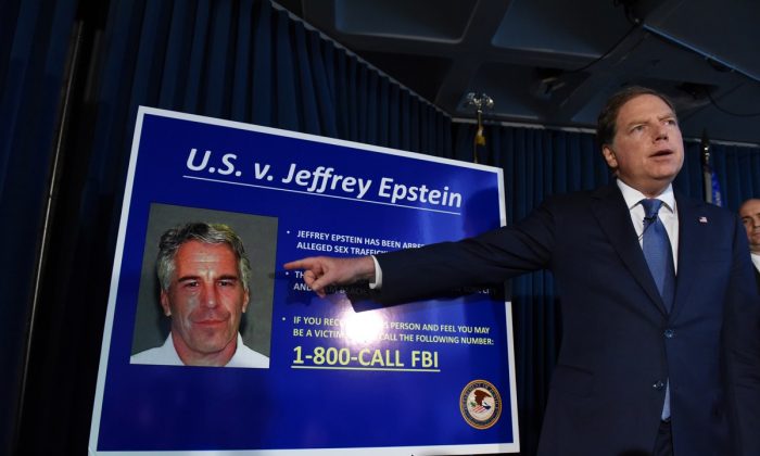 El fiscal del distrito sur de Nueva York, Geoffrey Berman, anuncia los cargos contra Jeffrey Epstein en la ciudad de Nueva York, el 8 de julio de 2019. (Stephanie Keith/Getty Images)